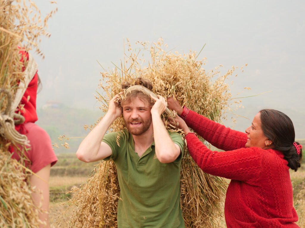 Touriste travaillant au champ Nepal