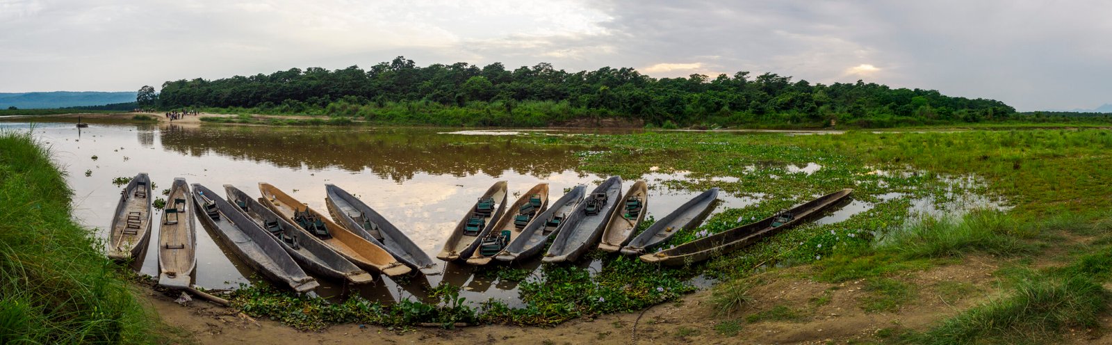 safari bardia prix, pirogue sur la rivière lors d'un safari au Népal