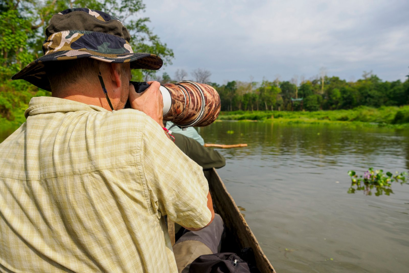 safari népal en famille, promenade paisible en pirogue traditionnelle sur la rivière à Chitwan
